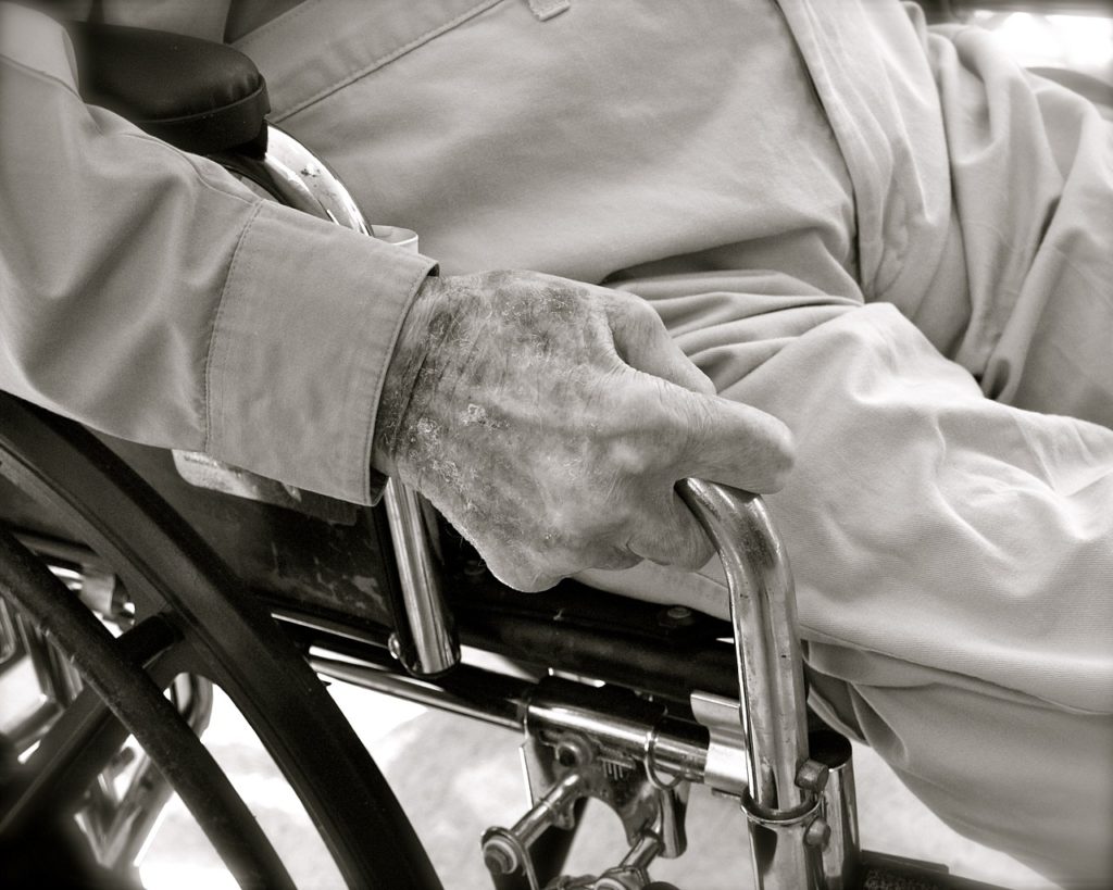איש זקן יושב על כסא גלגלים בתהליך תביעת סיעוד